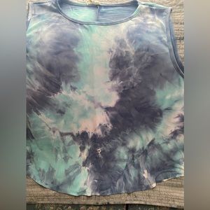 Tunic, shades of blue that are almost swirled or tie-dyed, it is a 3XL
